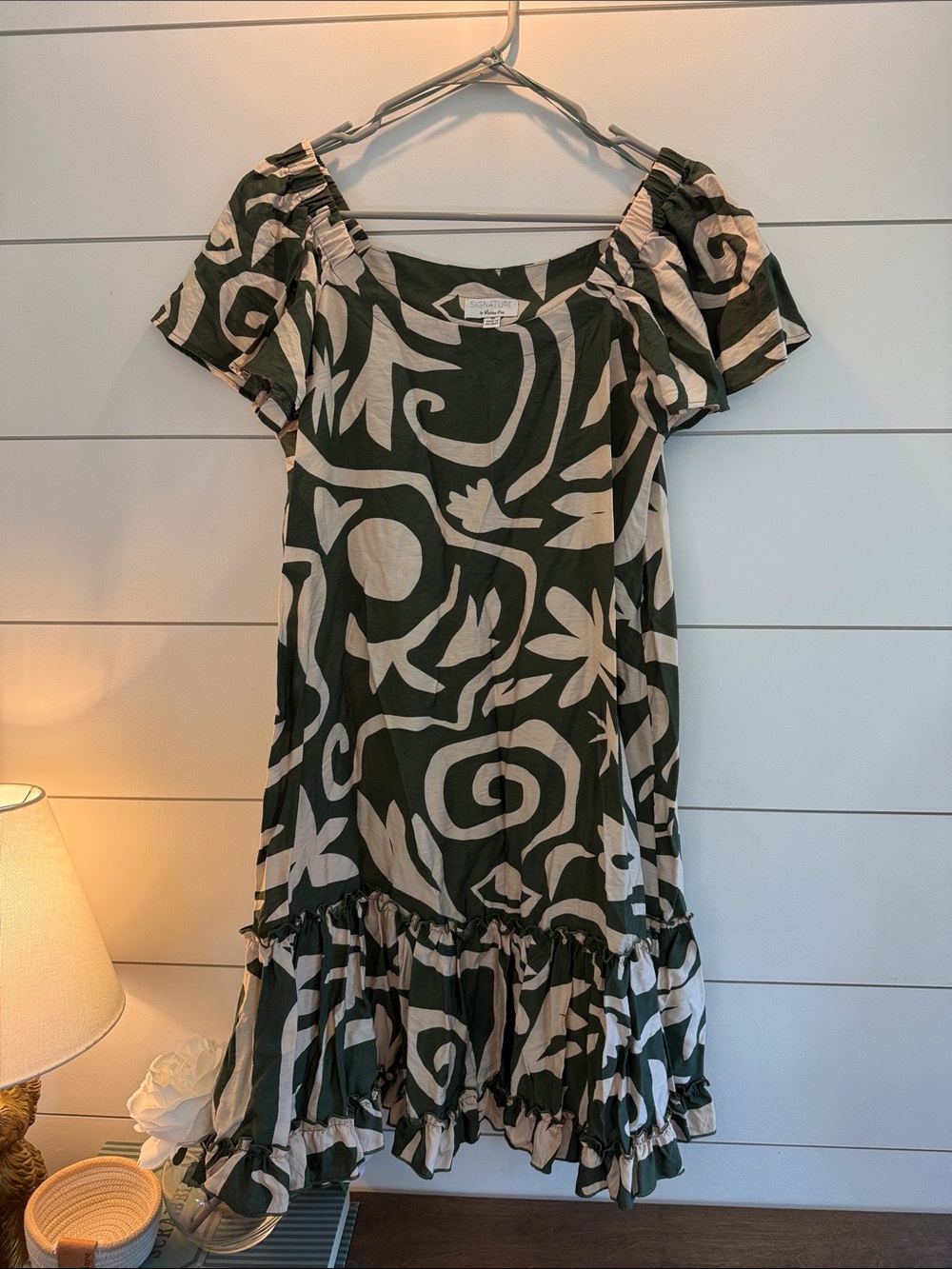 Signature by Robbie Bee women’s ' Green & Cream Patterned Ruffle-Hem Dress